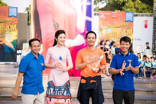 Ngọc Hân, MC Phan Anh bật khóc trước món quà bất ngờ