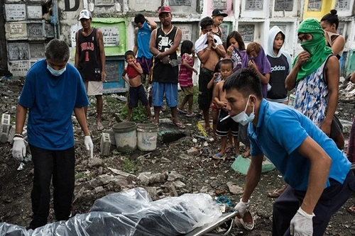 Philippines: Xác chết con nghiện bị nhồi nhét trong mộ tập thể vì quá tải