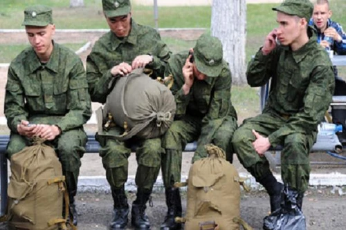 Nga bác tin cấm binh lính sử dụng điện thoại iPhone