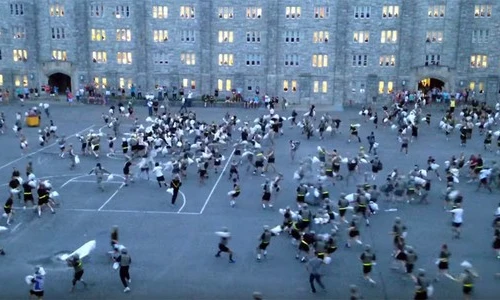 Học viên quân sự Mỹ đánh nhau trật khớp vai bằng "gối chiến"