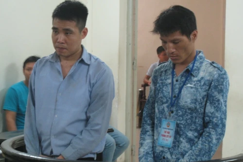 Người vợ trẻ đánh văng hung khí trong tay côn đồ