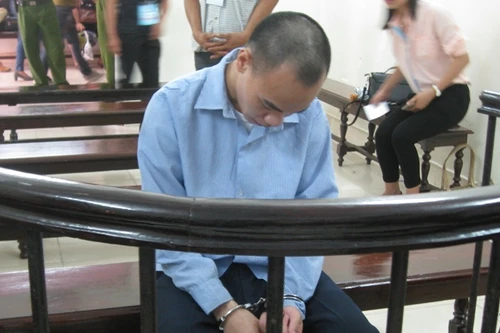 Cho rằng bị cúp lương, rút dao đâm chết quản đốc doanh nghiệp