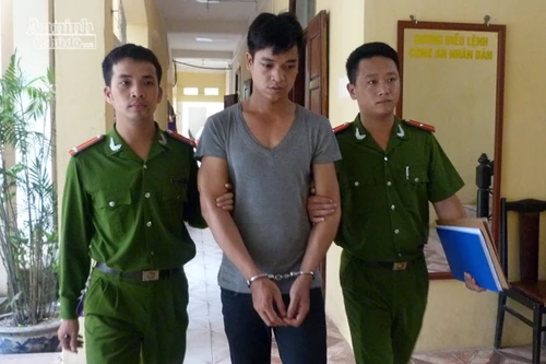 Phiên dịch viên chuyển "nghề" trộm cắp