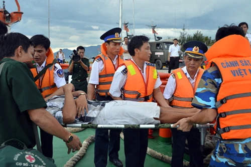 Tàu Cảnh sát biển 9002 cứu ngư dân gặp nạn trên biển Đông