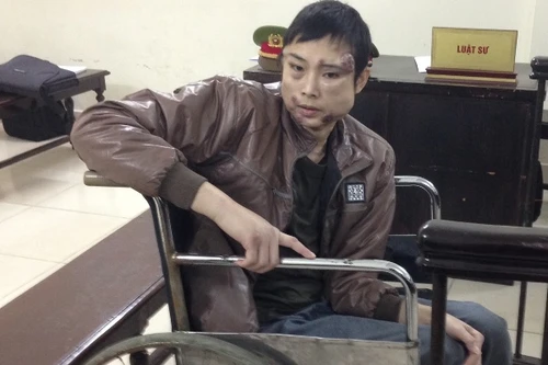 Ra tù sau tội môi giới mại dâm, bị cáo đến tòa bằng xe lăn nhận án tử hình