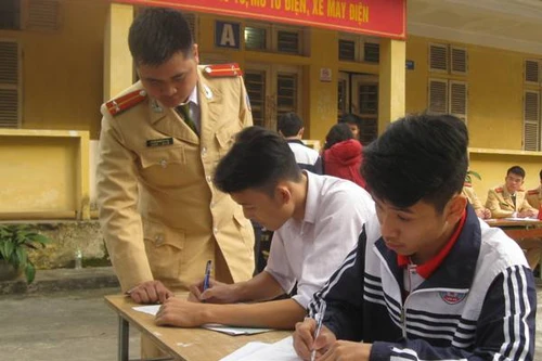 Học sinh Đông Anh vui mừng vì được cấp đăng ký xe máy điện ngay tại trường