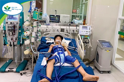 Bé trai bất tỉnh, ngừng tim gần 60 phút do "lĩnh" cú sút cực mạnh vào giữa ngực khi đá bóng