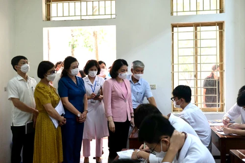 Phó Chủ tịch UBND TP Hà Nội kiểm tra ngôi trường THPT vừa xuất hiện ổ dịch Covid-19