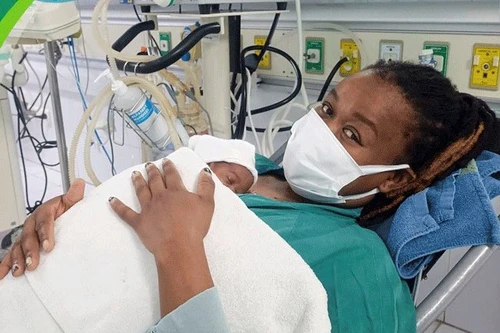 Bé gái người Kenya sinh non khi mới 26 tuần tuổi, được bác sĩ Việt Nam cứu sống thần kỳ 
