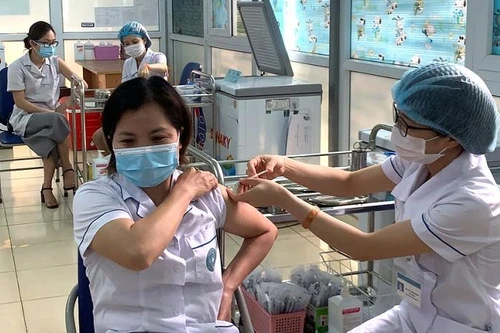 Bệnh viện thứ hai của Hà Nội tiêm vaccine Covid-19 cho nhân viên y tế
