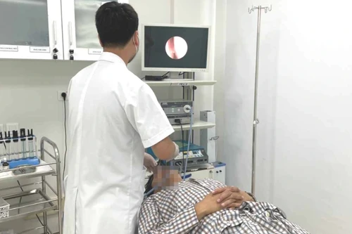 Tự ý dùng thuốc xịt mũi suốt 5 năm, nam thanh niên bị biến chứng rậm lông, tròn mặt