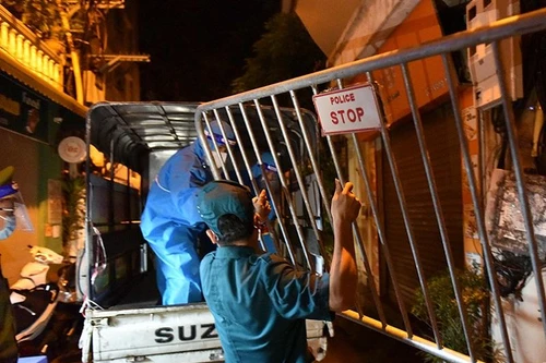 Ba nhân viên y tế Bệnh viện Bệnh Nhiệt đới Trung ương và 2 người ở phố Thịnh Liệt dương tính