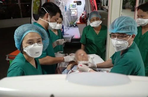 Việt Nam tiếp nhận điều trị thành công nhân viên Liên hợp quốc mắc Covid-19 diễn biến nặng