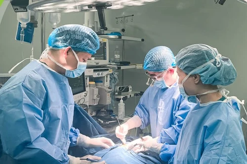 Hà Nội: Ngã vào tủ kính ở lớp, trẻ 11 tuổi bị đứt gân cổ tay và toàn bộ động mạch trụ