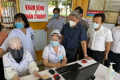 Hai mẹ con chuyên gia người Anh cùng 4 người nhập cảnh Việt Nam mắc Covid-19