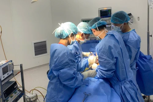 Mổ sỏi thận cho người bệnh có trái tim bên phải, phủ tạng đảo ngược hoàn toàn