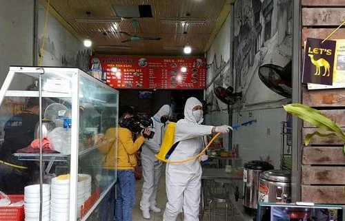 Quảng Ninh phạt 15 triệu đồng một quán phở để đông khách ăn, khen thưởng 4 gia đình hoãn cưới