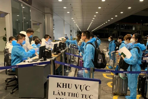 Ca nhiễm Omicron tại Hà Nội không có triệu chứng, 165 người đi cùng máy bay đều được cách ly