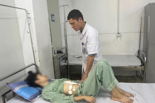 Nam sinh đang khỏe mạnh bất ngờ nguy kịch, chảy máu ồ ạt trong ổ bụng