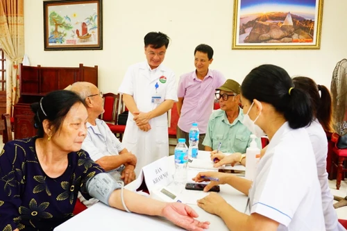 Khám sức khoẻ, cấp phát thuốc cho hơn 200 đối tượng chính sách, người có công tại Ba Vì