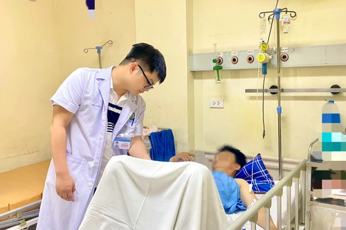 Thợ đúc nhôm bất ngờ bị máy cưa văng vào đứt rời “của quý”