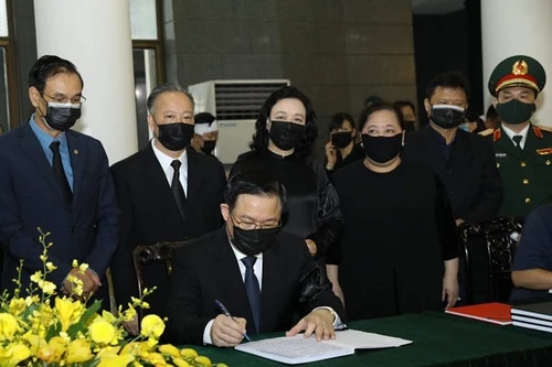 Đoàn đại biểu thành phố Hà Nội viếng nguyên Tổng Bí thư Lê Khả Phiêu