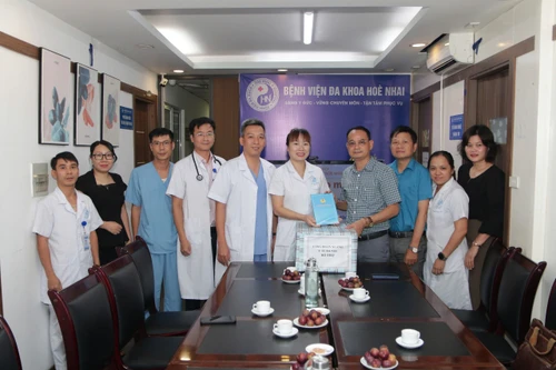 Công đoàn ngành Y tế Hà Nội tặng quà 9 trạm y tế, 1 bệnh viện bị ngập sau cơn bão số 3