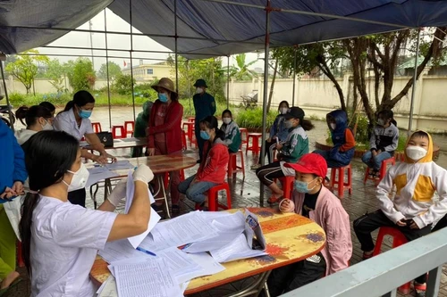 Số mắc Covid-19 của Hà Nội tiếp tục giảm, đồng loạt triển khai tiêm vaccine cho học sinh lớp 6