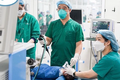 Bé trai 17 tháng tuổi nguy kịch, suýt mất mạng vì ăn lạc rang