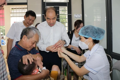 Hơn 380.000 trẻ từ 6 đến 35 tháng tuổi ở Hà Nội được uống vitamin A