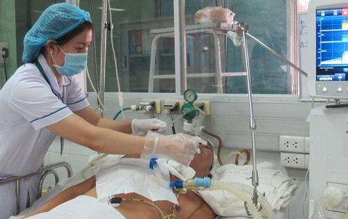 Mắc uốn ván sau khi cắt trĩ tại nhà, phải nhập viện cấp cứu