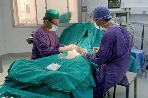 Chú rể vỡ tinh hoàn trong ngày cưới vì nhảy nhót với bạn bè