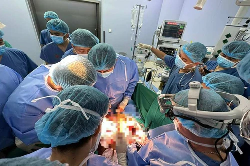 Cứu thành công nam thanh niên bị thanh sắt đâm xuyên ngực, tổn thương cực kỳ phức tạp