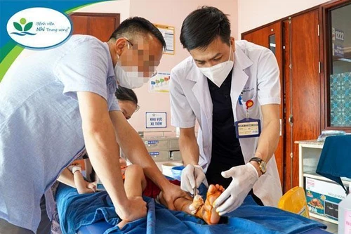 Hà Nội: Bé trai 28 tháng tuổi bị dập nát, đứt gân bàn chân do cổng trượt tự động