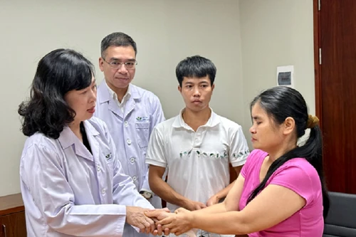 Vụ BV tỉnh Nam Định đòi nộp đủ tiền mới cấp cứu: Bộ trưởng Y tế thăm bệnh nhi, Công an vào cuộc