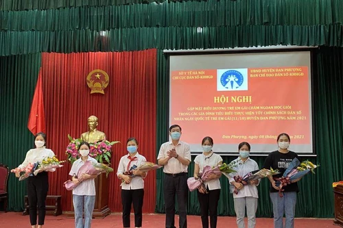 Hà Nội khen thưởng hàng trăm gia đình sinh một bề gái chăm ngoan, học giỏi