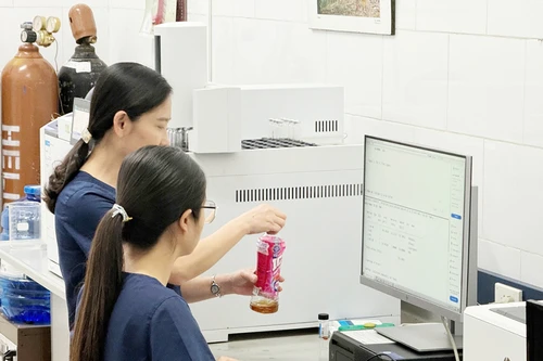 Vụ 5 người ngộ độc rượu: Hàm lượng methanol trong rượu táo mèo vượt ngưỡng trên 40 lần