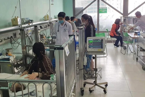 Thời tiết thay đổi liên tục, trẻ mắc virus hợp bào hô hấp gia tăng