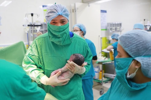 Mổ đẻ thành công cho sản phụ nặng tới 155kg, bị tiền sản giật nặng