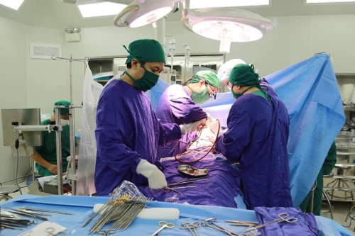 Cấp cứu sản phụ vỡ tử cung sau khi sinh non tại nhà