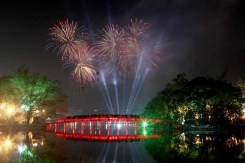 Hà Nội: Tổ chức bắn pháo hoa đêm Giao thừa, nghiêm cấm biếu tặng quà Tết cho lãnh đạo