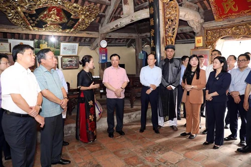 Thường trực Thành ủy Hà Nội khảo sát thực tế tại làng cổ Đường Lâm, di tích Đền Và