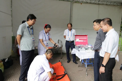 Kiểm tra các điểm trực y tế, khuyến cáo cách bảo vệ sức khỏe khi thức xuyên đêm xem diễu binh, diễu hành