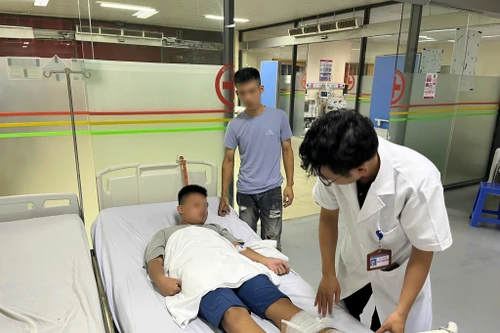 Hà Nội: Cấp cứu nhiều trường hợp bị chấn thương do mái tôn bay, ngã khi sửa mái nhà lúc bão