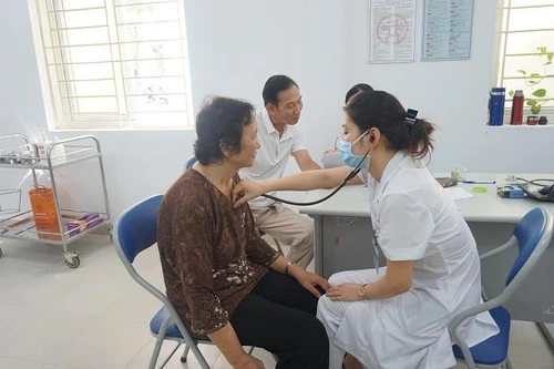 Gần 12% dân số hiện nay là người cao tuổi, trung bình mỗi người già mắc 3 bệnh mạn tính