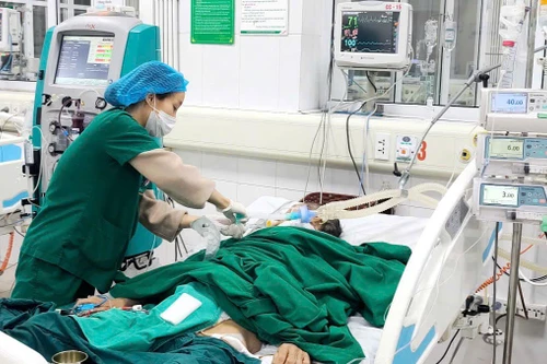 Uống rượu liên tục 10 ngày dịp Tết, người đàn ông ở Hà Nội phải lọc máu, thở máy