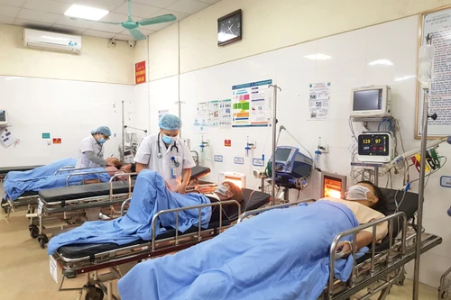 Bệnh nhân nhập viện vì bệnh đường hô hấp tăng do chuyển mùa, bác sĩ khuyến cáo cách xử lý?