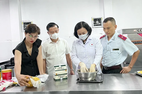 Hà Nội dồn dập kiểm tra an toàn thực phẩm, xử phạt hàng trăm cơ sở vi phạm