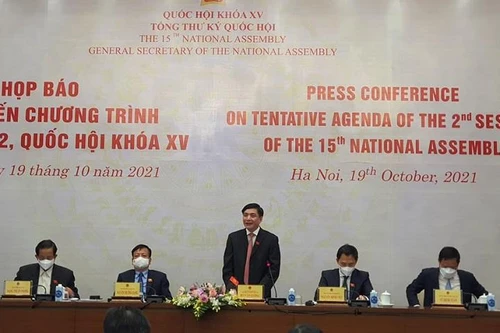 "Cả nước đang thắt lưng buộc bụng, không thể bàn chuyện tăng lương cơ sở lúc này..."