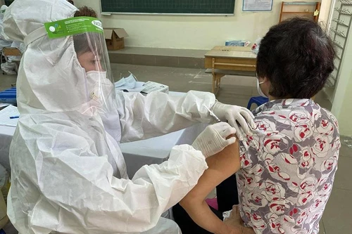 Hà Nội đạt kỷ lục số người được tiêm vaccine Covid-19, với hơn 300.000 liều/ngày